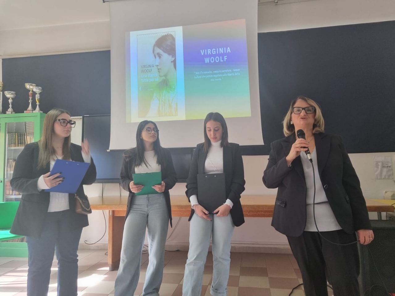 La prof.ssa Di Liberti introduce l'intervento di tre studentesse della classe 5L