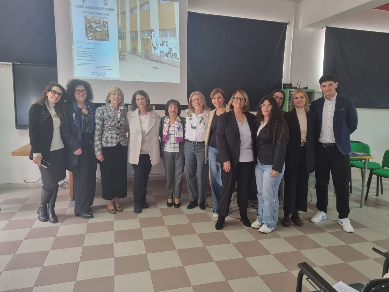 Le insegnanti delle classi coinvolte, una studentessa della 5L, uno studente della 5A, le socie del Soropmist Club di Agrigento